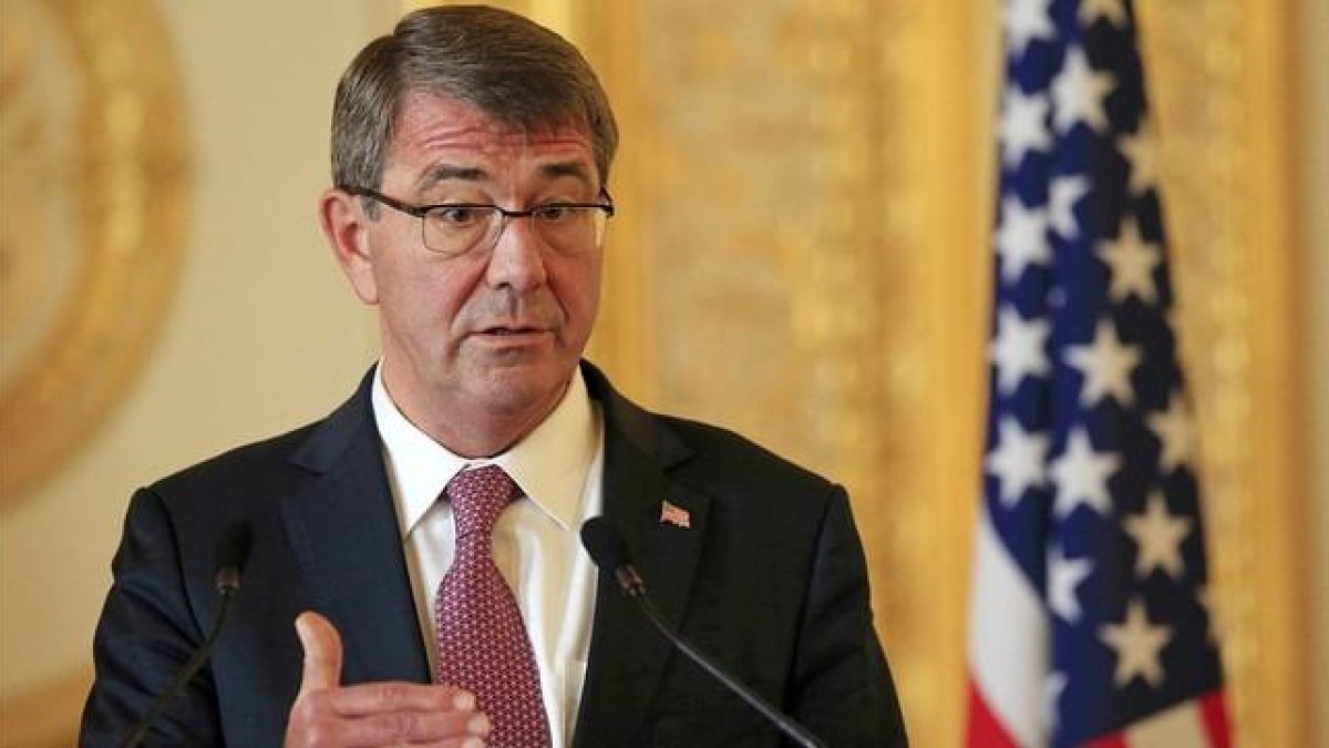 El Secretario de Defensa de EEUU, Ash Carter, durante una rueda de prensa celebrada hoy en Londres.