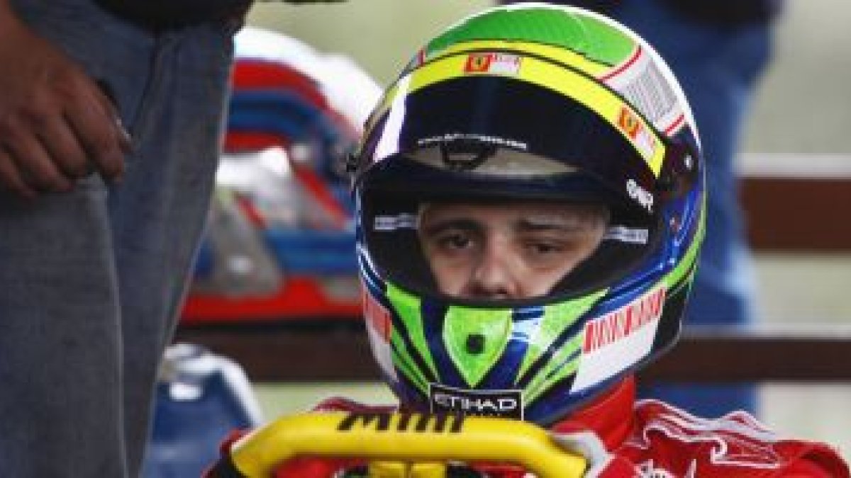 Massa, equipado con su casco de F-1, a los mandos de un kart rojo.
