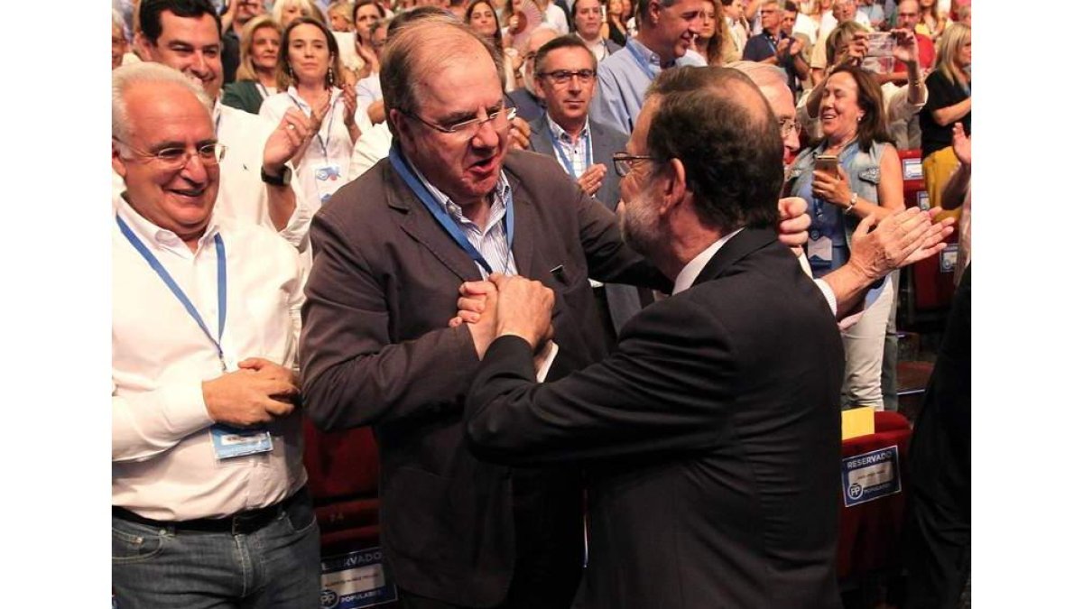 El presidente de la Junta, Juan Vicente Herrera, saluda al líder del PP, Mariano Rajoy. JUAN LÁZARO