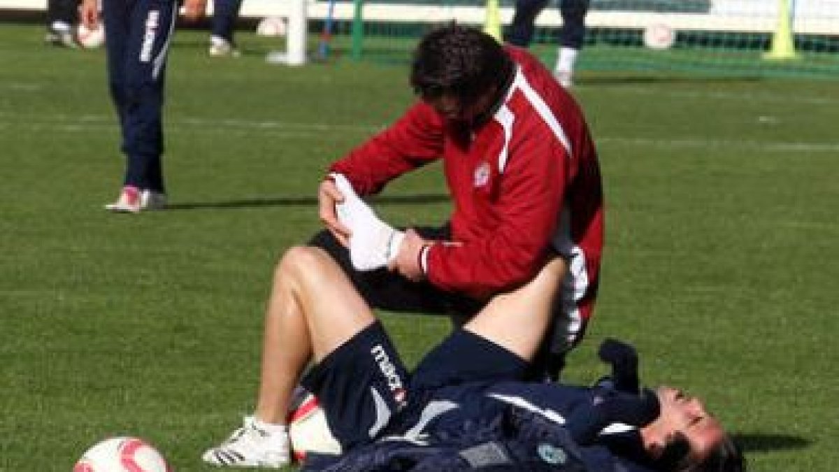 Mena sufrió un esguince de tobillo durante el entrenamiento en el estadio Reino de León.