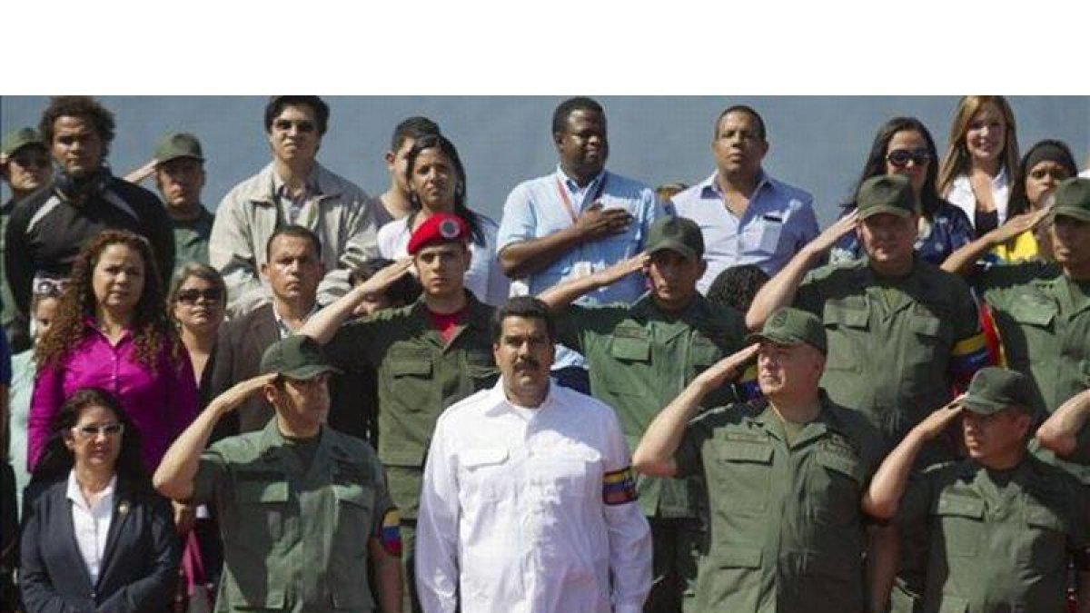 Maduro (centro), junto a la cúpula del Ejército, asiste a una ceremonia en el patio de la Academia Militar en Caracas, este lunes.