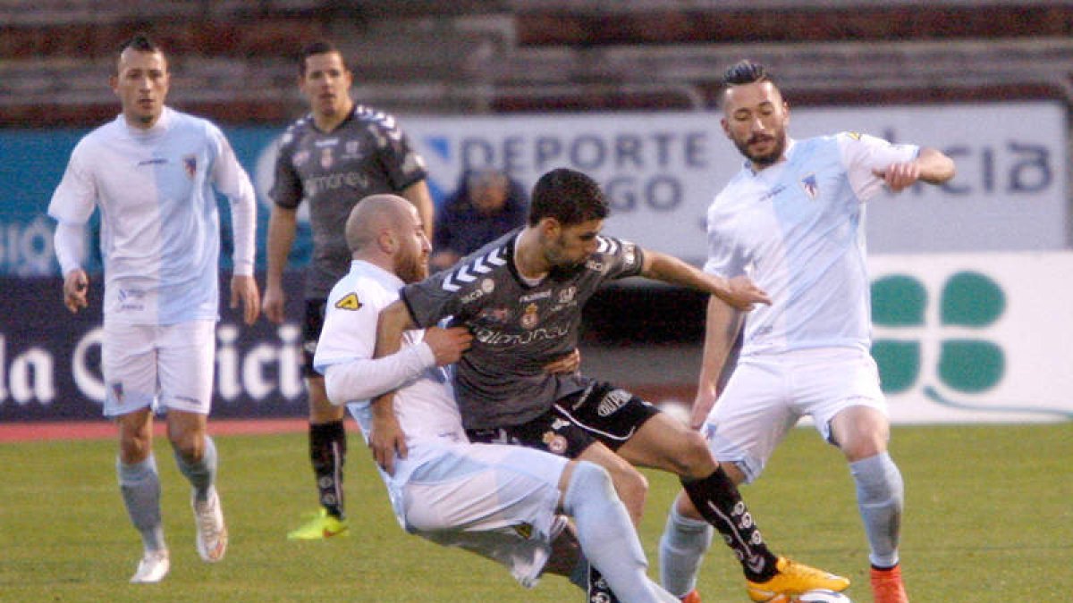 El culturalista Diego Peláez controla el balón rodeado de contrarios en un lance del encuentro disputado en San Lázaro.