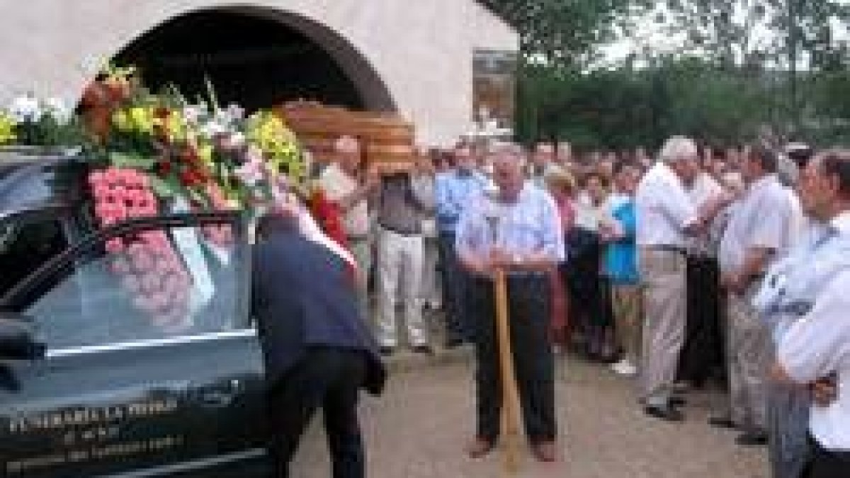 La comitiva acompaña al féretro de García Machado al cementerio