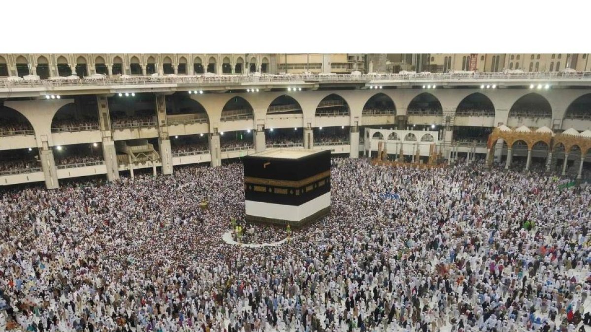 Peregrinos musulmanes junto a la Kaaba.