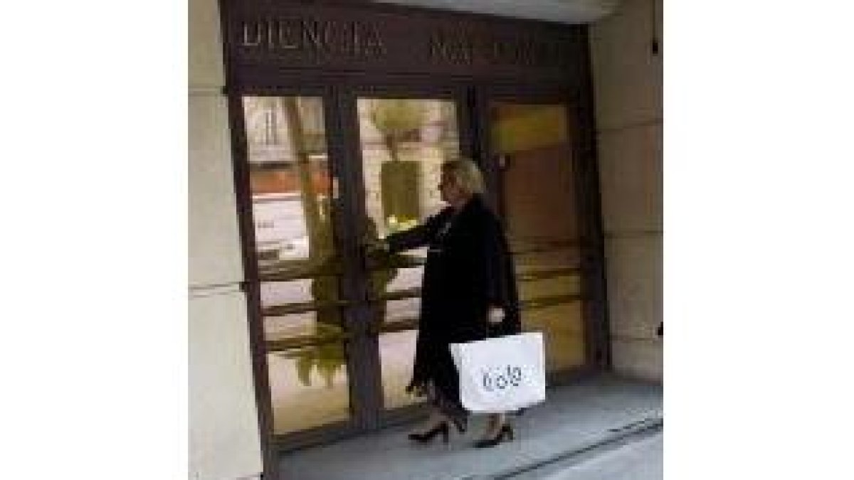 Una mujer, en la entrada de la Audiencia Nacional de Madrid