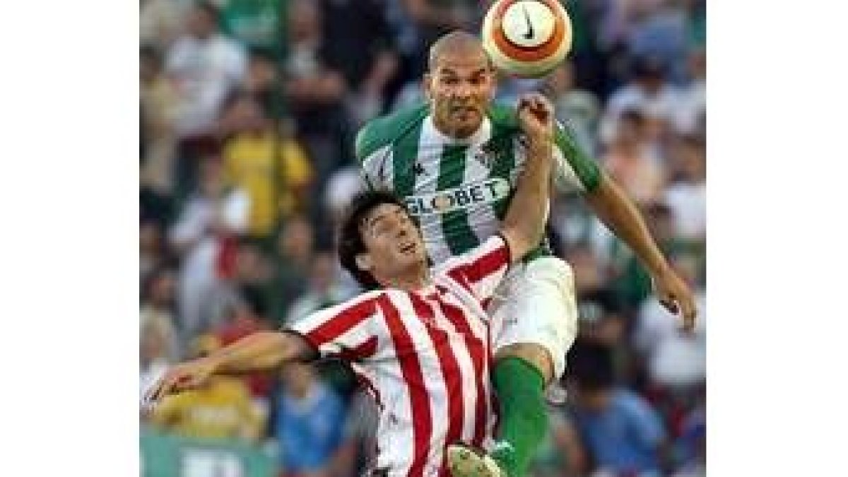 Rivas pugna por el balón con Aduriz en un momento del partido de ayer