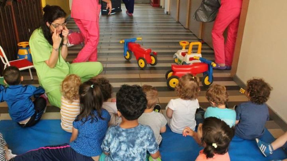 Varios niños en una escuela infantil en León