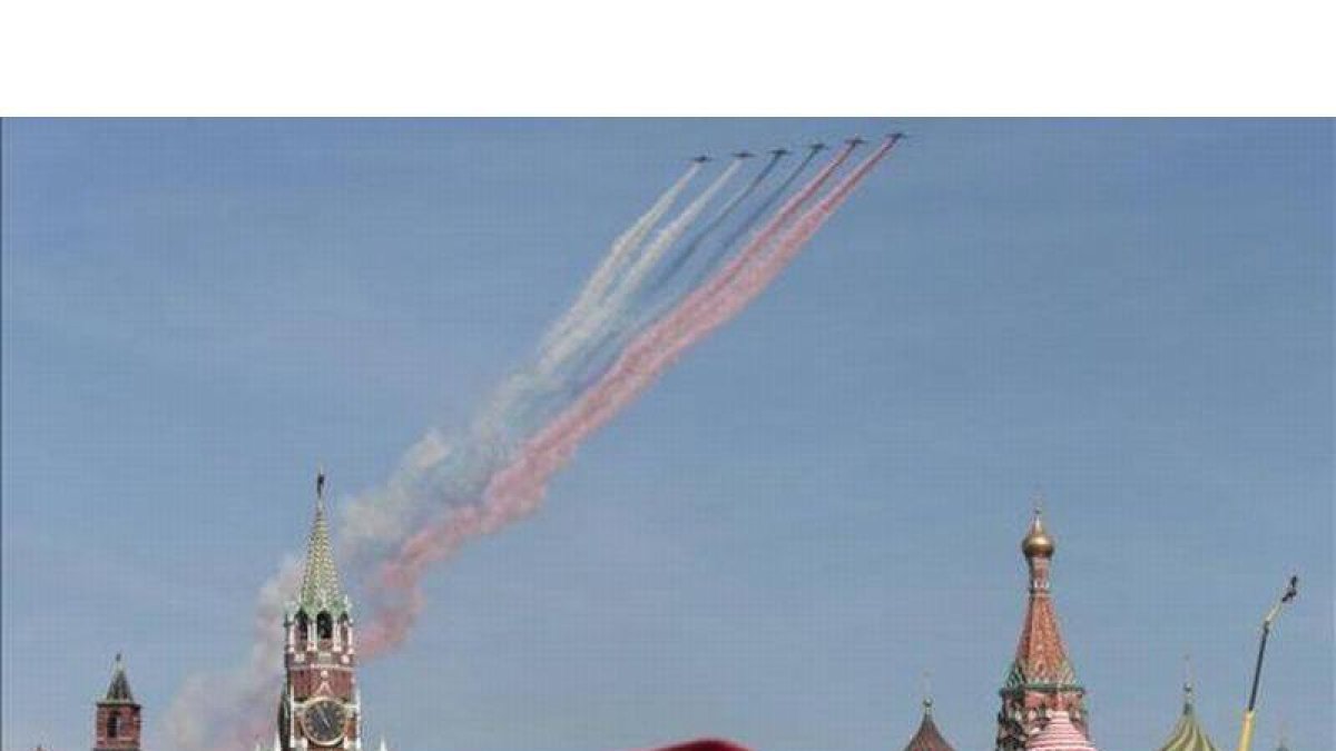 Aviones de combate sobrevuelan la plaza Roja.