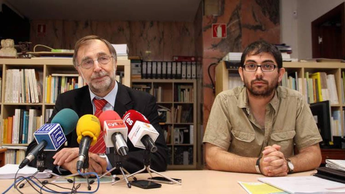 De izquierda a derecha, el alcalde de La Ercina, Ignacio Robles, y el arqueólogo Eduardo González.