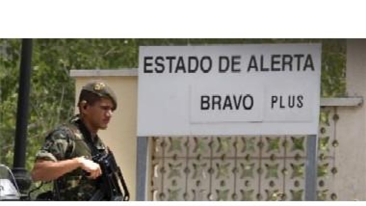 Un soldado vigila el exterior de la Academia Militar de Ingenieros de Hoyo de Manzanares (Madrid), d