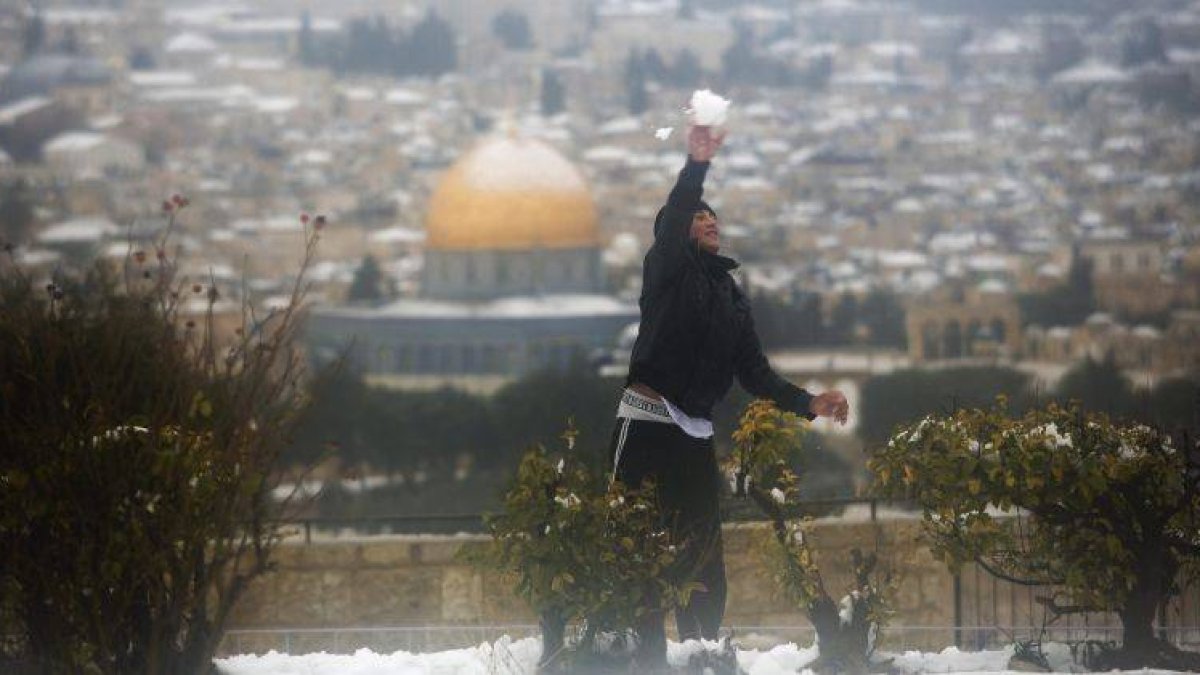 Un niño lanza una bola de nieve en Jerusalén.
