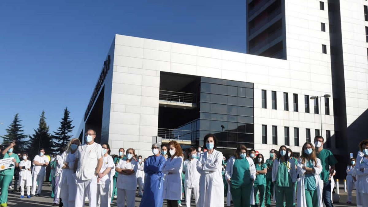 Sanitarios ante la fachada del Hospital de León durante la jornada de protesta que llevaron a cabo el pasado jueves. JESÚS F. SALVADORES