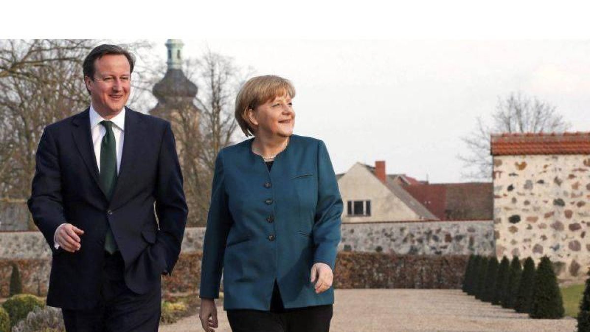 La canciller alemana, Angela Merkel, recibe al primer ministro británico, David Cameron, en la residencia de huéspedes del gobierno alemán en el palacio de Meseberg.