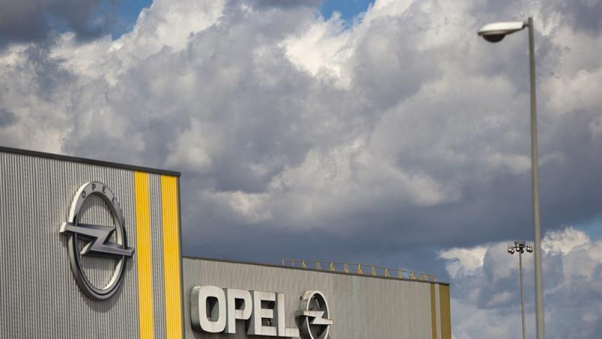 - Imagen de la planta de Opel en Zaragoza. PSA Peugeot Citroen anunció hoy la compra a General Motors (GM) de su filial Opel/Vauxhall, que le permitirá convertirse en "número dos" del sector automovilístico en Europa, pero con el reto de integrar unos act