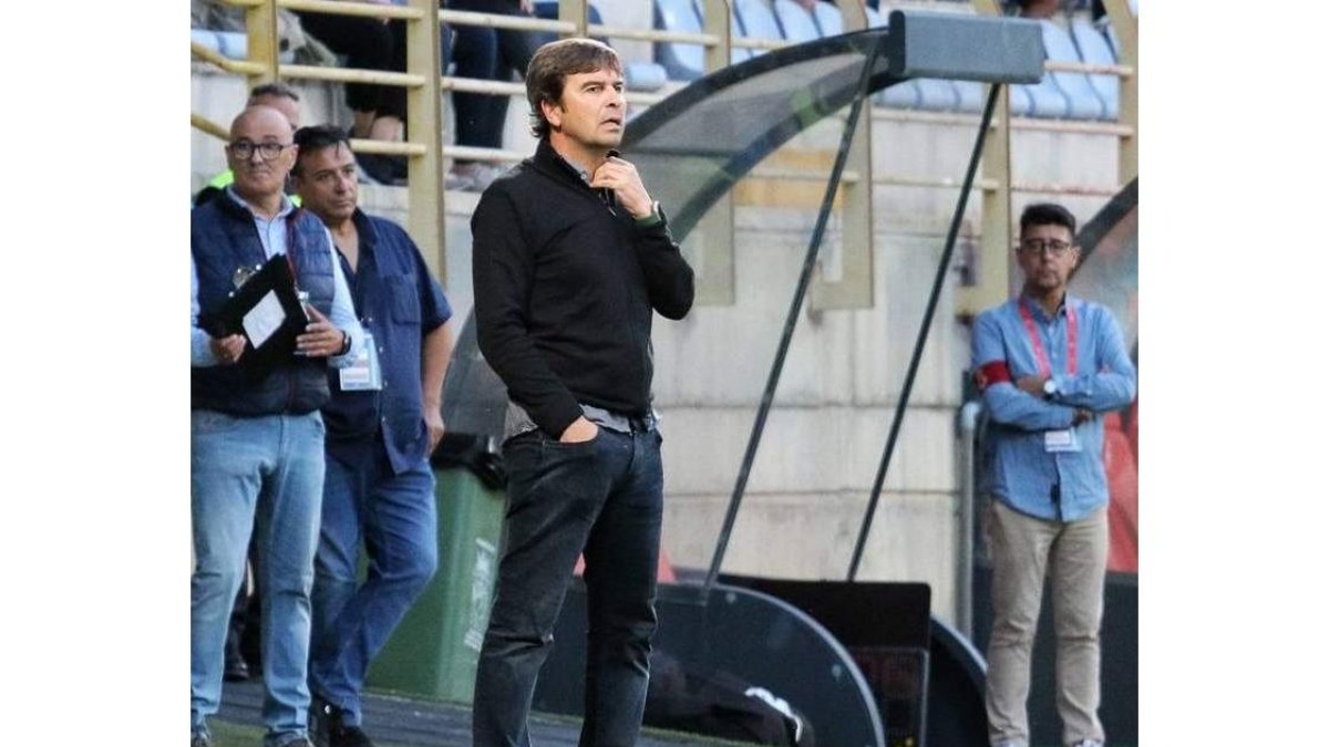 El entrenador de la Cultural, Edu Docampo, es consciente de la situación de su equipo. MIGUEL F. B.