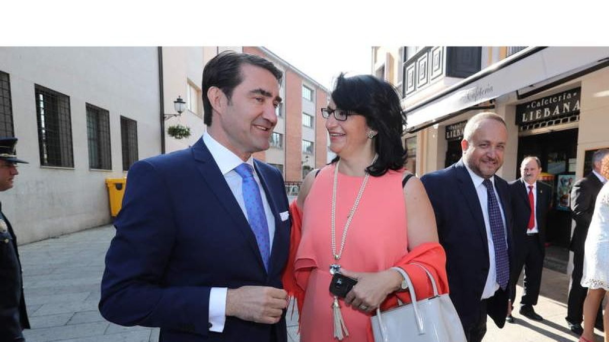 El consejero de Fomento y Medio Ambiente con la subdelegada del Gobierno en León y el presidente del Consejo Comarcal. L. DE LA MATA