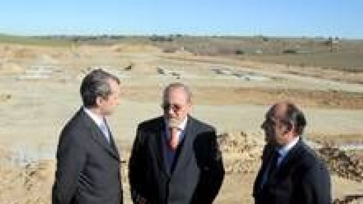 El consejero de Agricultura, José Valín, -en el centro-, ayer durante una visita en Segovia