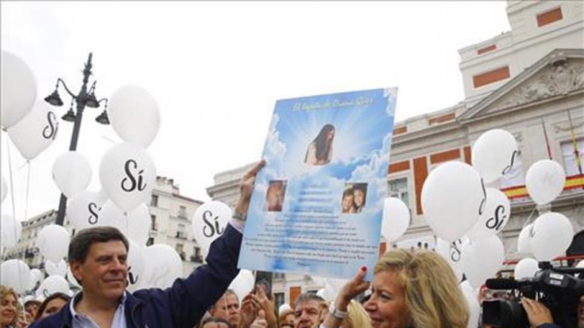 Juan Carlos Quer (izquierda) y Diana López Pinel (derecha), padres de Diana Quer, han encabezado hoy la manifestación en la Puerta del Sol de Madrid .