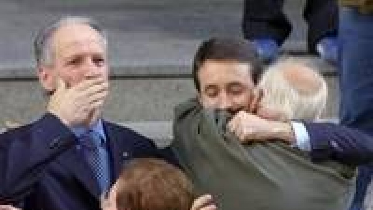 Atutxa saluda a su llegada al juicio, mientras Imaz es abrazado por un militante nacionalista