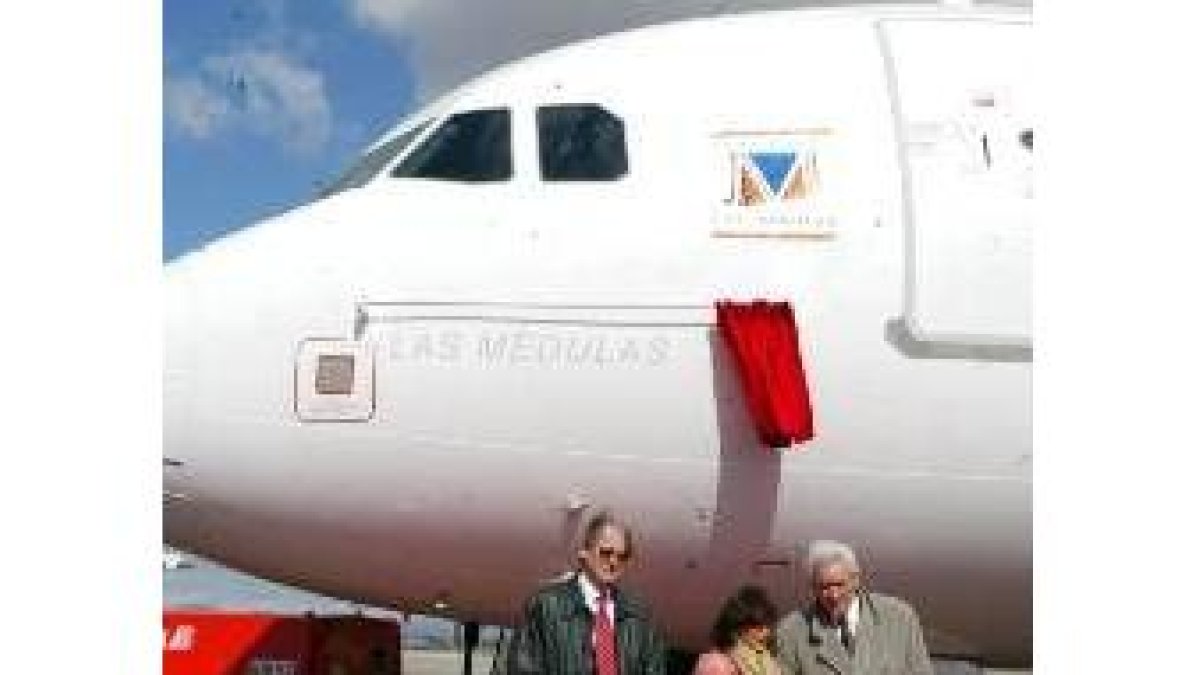 La ministra descubre la cortina del avión con el nombre de Las Médulas