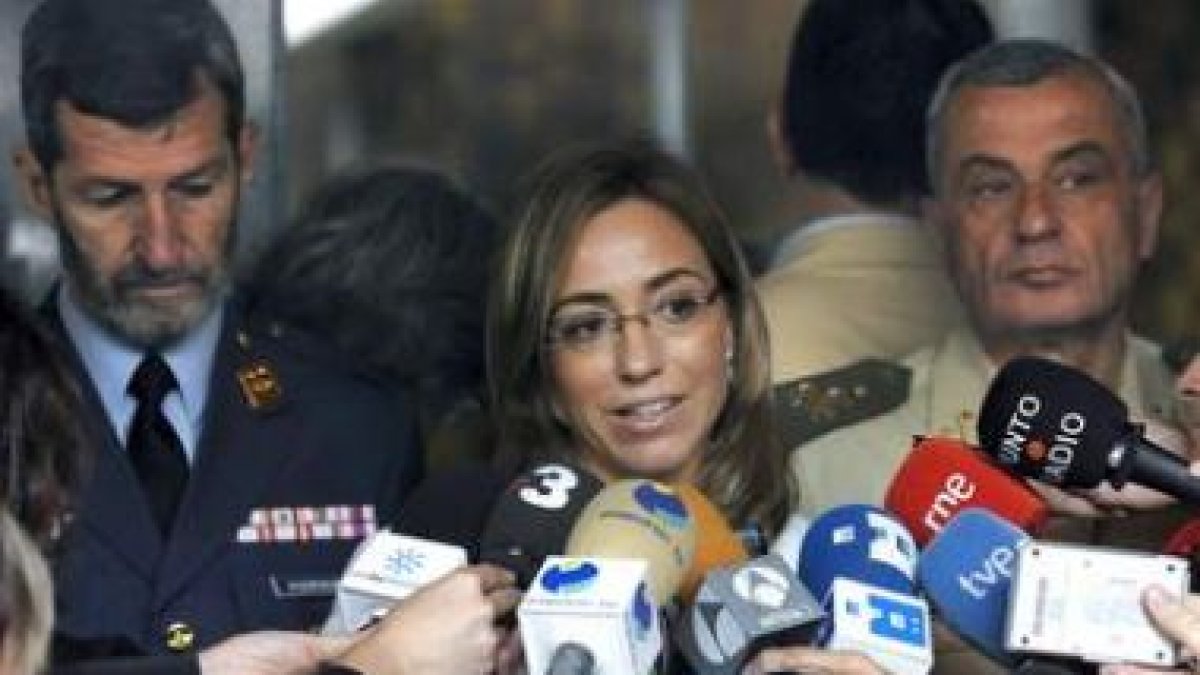 Chacón atiende a los periodistas a la salida del hospital militar Gómez Ulla, tras visitar a los afe