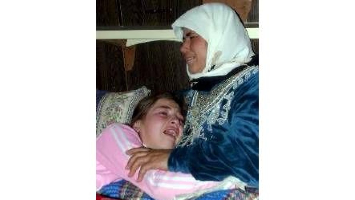 La madre y una de las hermanas del suicida lloran su muerte