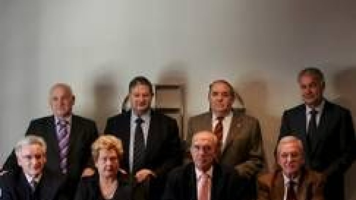 Fernández Lobato posa con los siete empresarios galardonados