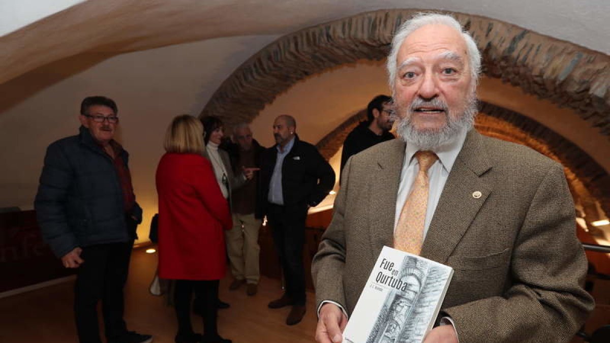 José Luis Aranda con su libro. ANA F. BARREDO