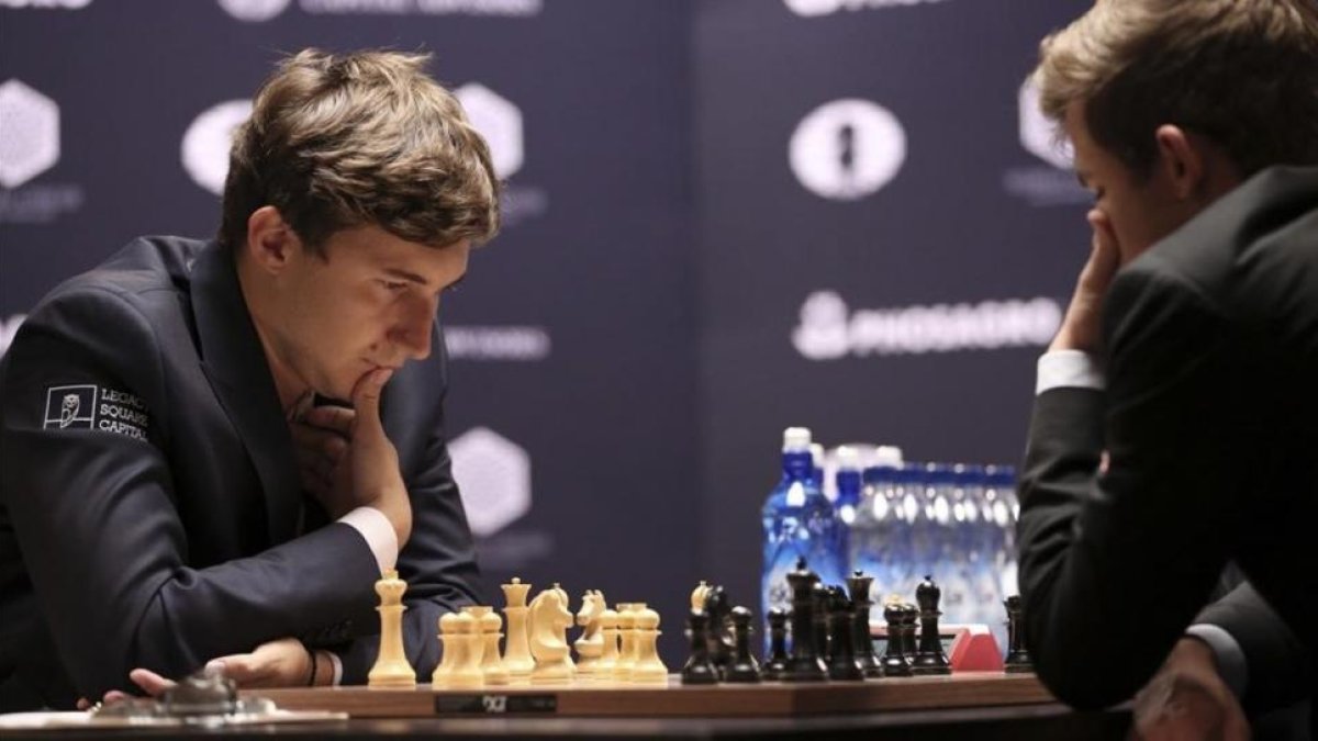 Karjakin (izquierda) y Carlsen, durante la disputa de la cuarta partida del Mundial de ajedrez. Nuevamente fue tablas.