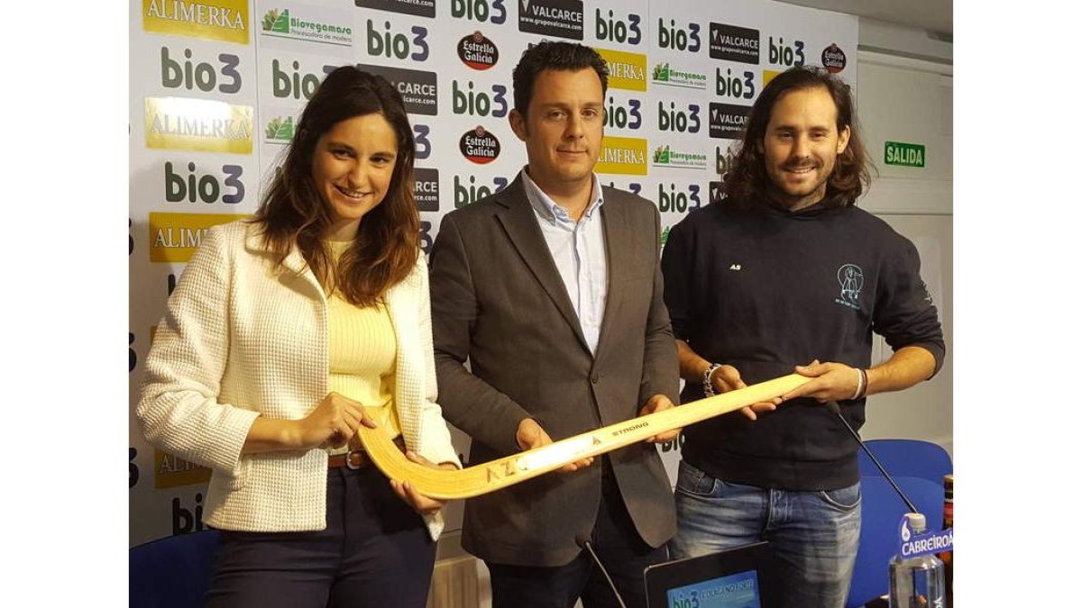 Carla y Álvaro Sariol, junto a Domínguez en la presentación del convenio. FROC