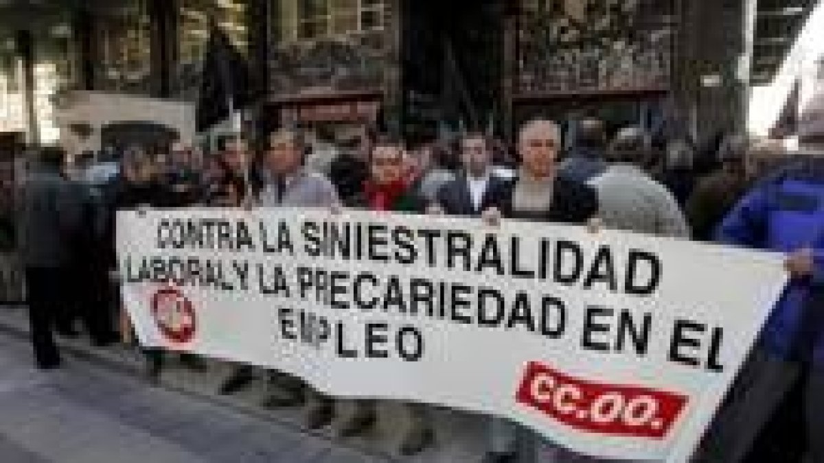 Más de 300 personas se congregaron ante el Ayuntamiento de León en señal de duelo