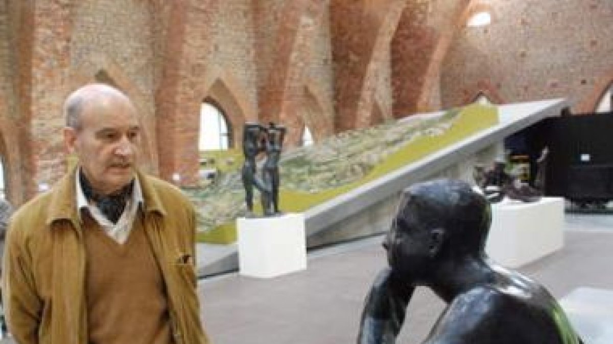 Ángel Peres posa con una de sus obras expuestas en el museo.