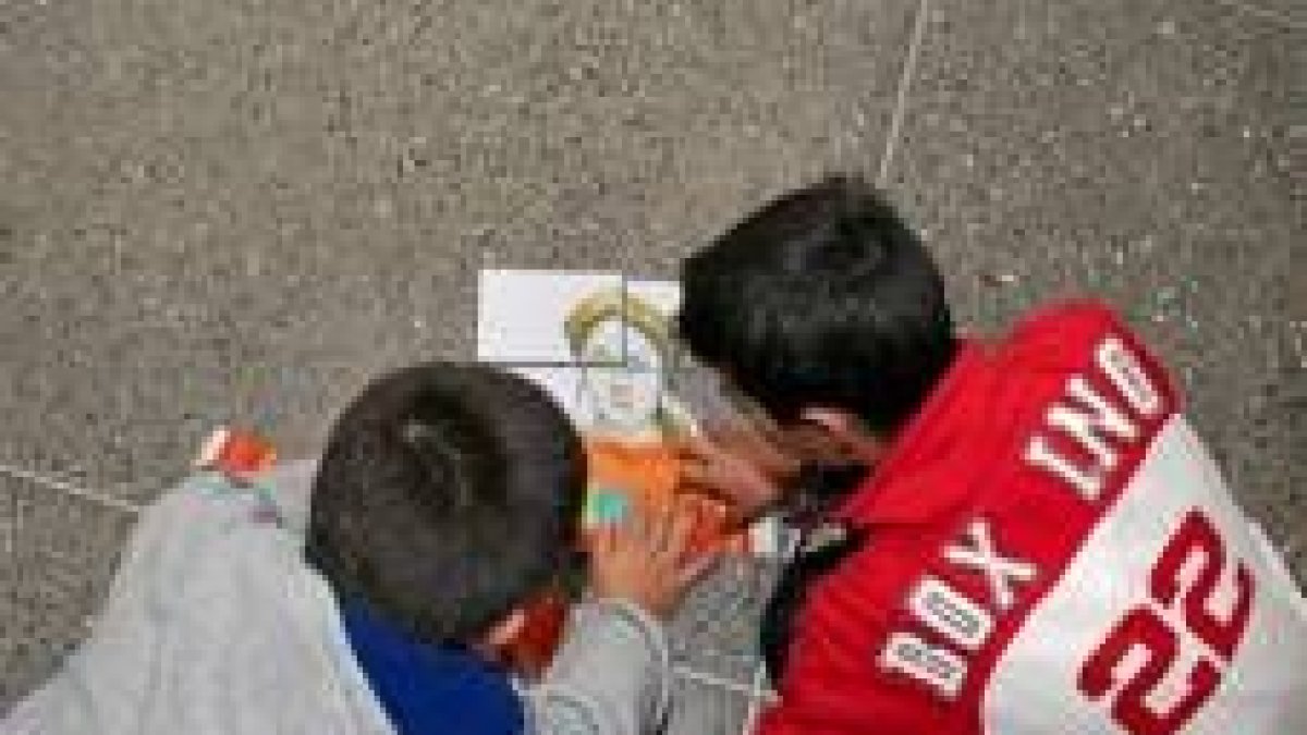Dos niños participan en una de las actividades programadas por el Musac para ellos