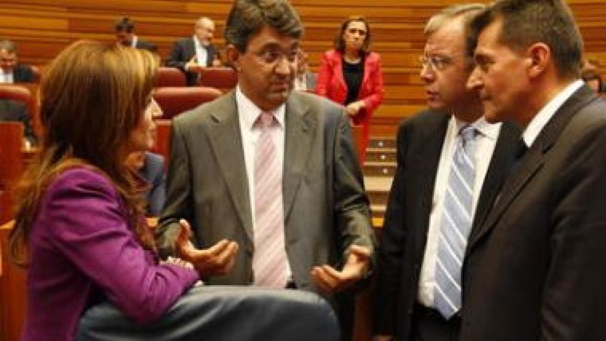 Majo, Silván y Fidentino Reyero departen con Silvia Clemente.