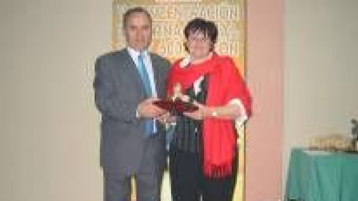 El jefe de publicidad del Diario de León entrega el premio a Concepción Callejo