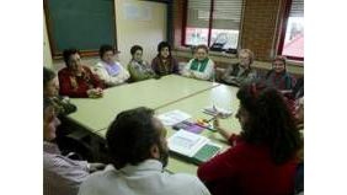 Un momento de la reunión de Teresa Gutiérrez y las mujeres de Trobajo