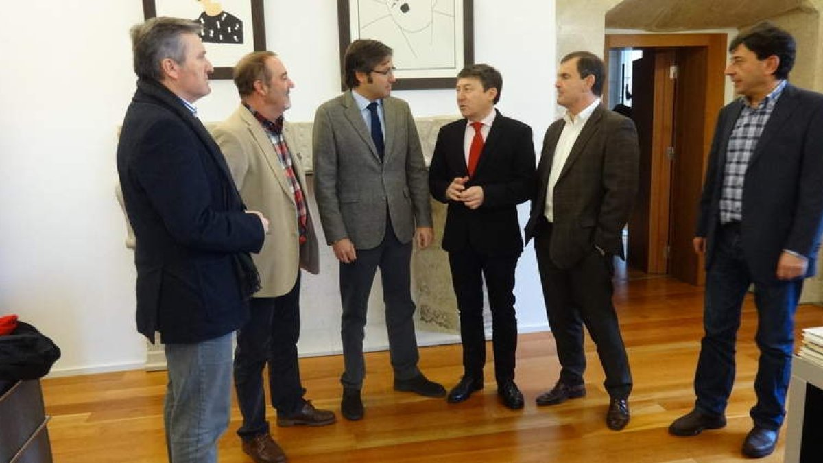 Valcarce, Merayo, Orejas, Folgueral, Velasco y González tras la reunión celebrada ayer en las dependencias de la Diputación.