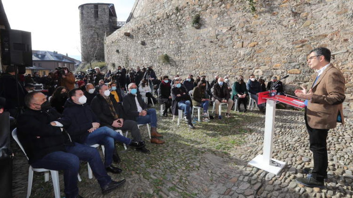 Intervención del ministro Bolaños en el patio del Ciruelo, junto a las murallas del castillo de Ponferrada,que visitó por dentro. ANA F. BARREDO