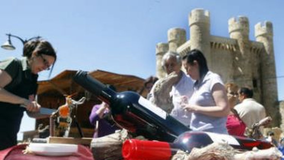 Fotografía de una edición pasada de la Feria del Vino con el castillo de Valencia al fondo.