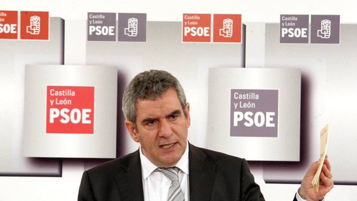 El secretario general del PSOE en Castilla y León, Julio Villarrubia, informa de una reunión de la Comisión Permanente de la Ejecutiva Autonómica del partido