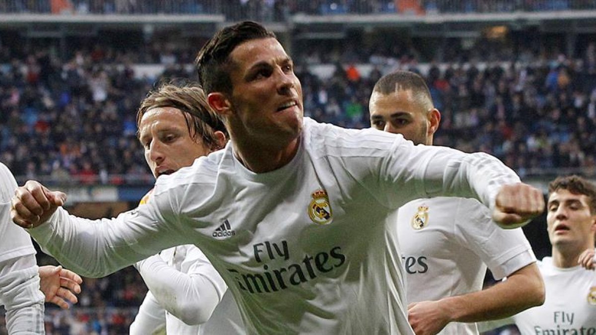 El delantero portugués del Real Madrid Cristiano Ronaldo celebra su segundo gol ante la Real Sociedad, durante el partido de la decimoséptima jornada de liga de Primera División disputado esta tarde en el estadio Santiago Bernabéu.