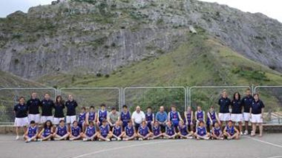 Grupo de alumnos del Campus de Baloncesto en La Pola de Gordón.