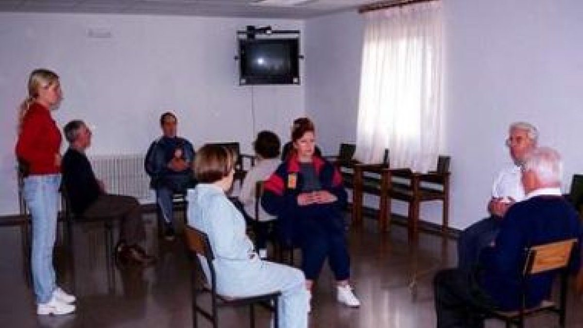 Un grupo de enfermos participa en una de las terapias para aminorar los efectos del parkinson.