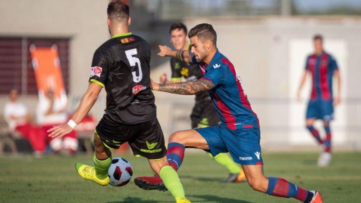 Lance del partido entre el Atlético Levante y el Teruel