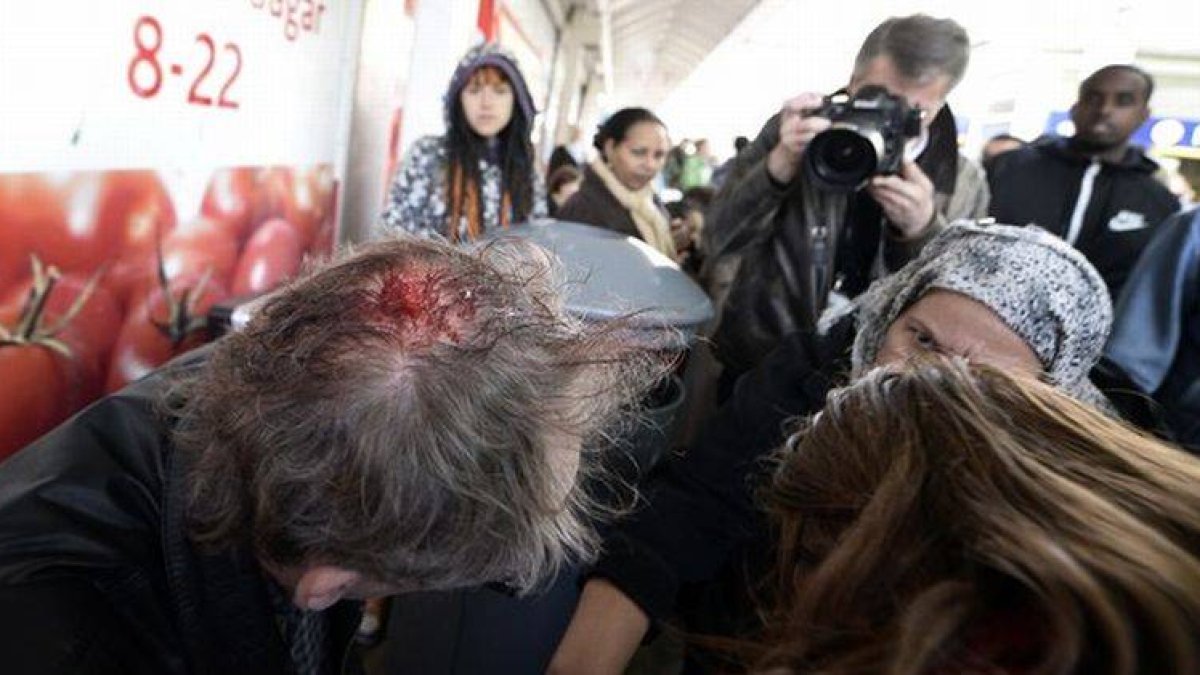Un hombre herido durante una manifestación en Estocolmo, el miércoles.