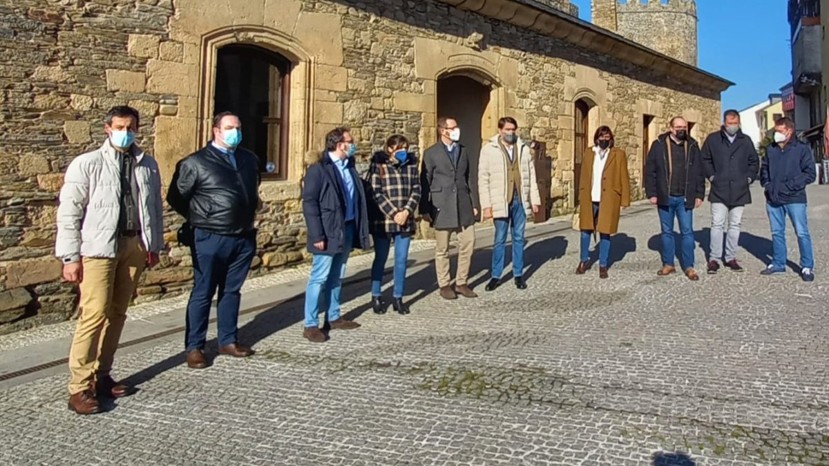 Los candidatos del PP, hoy en Ponferrada. DL