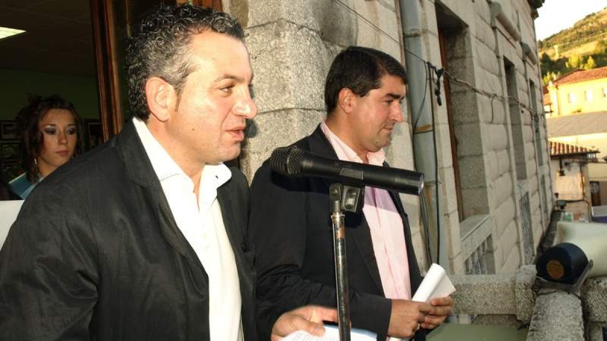 El alcalde, Nicanor Sen, presenta a los vecinos al director del Diario de León, Pablo R. Lago.