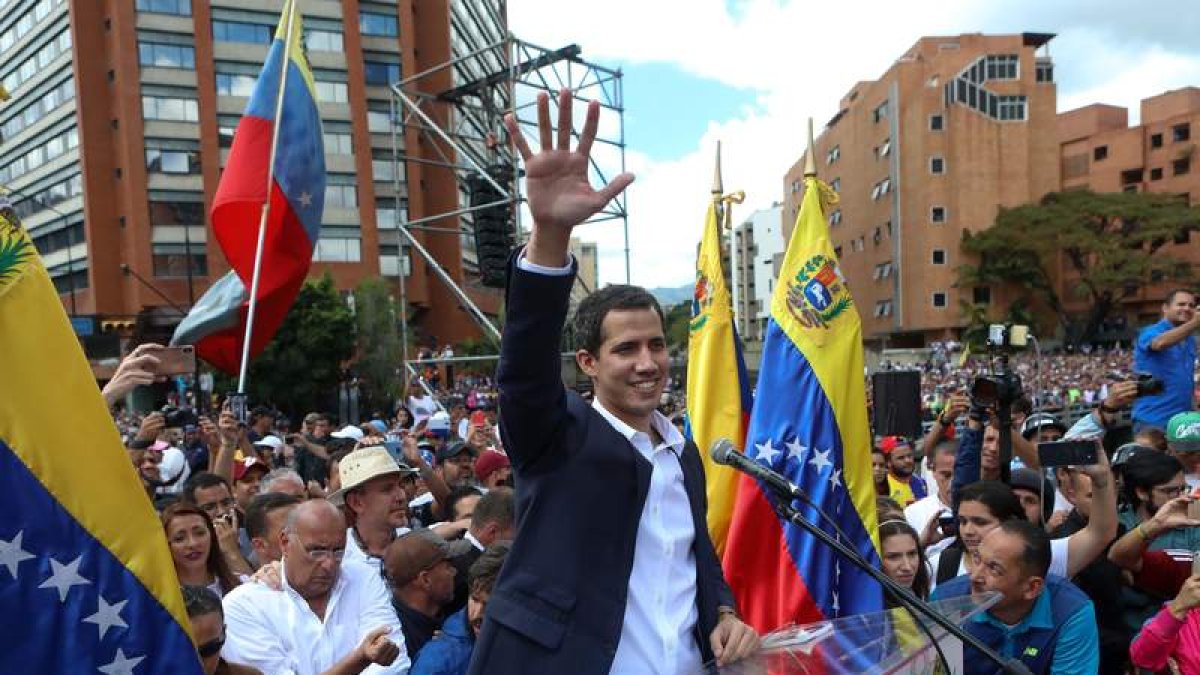 El presidente del Parlamento, Juan Guaidó, asume las competencias del Ejecutivo. CRISTIAN HERNÁNDEZ