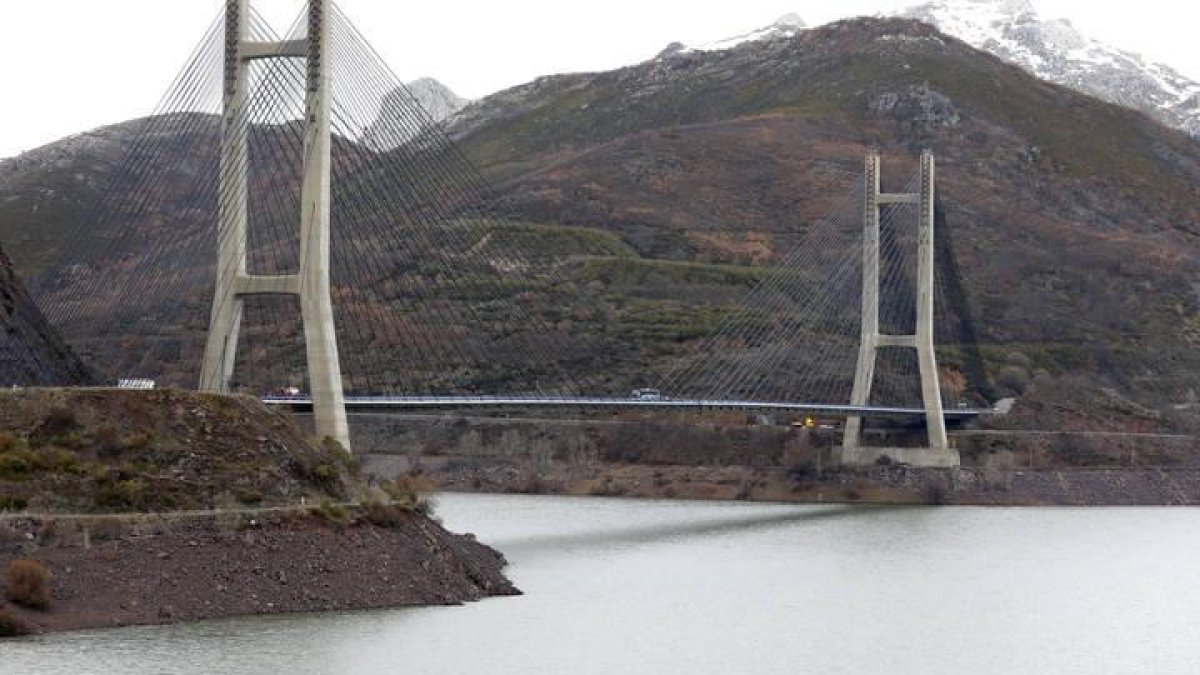 Embalse de Barrios de Luna en una imagen tomada hace unos meses.