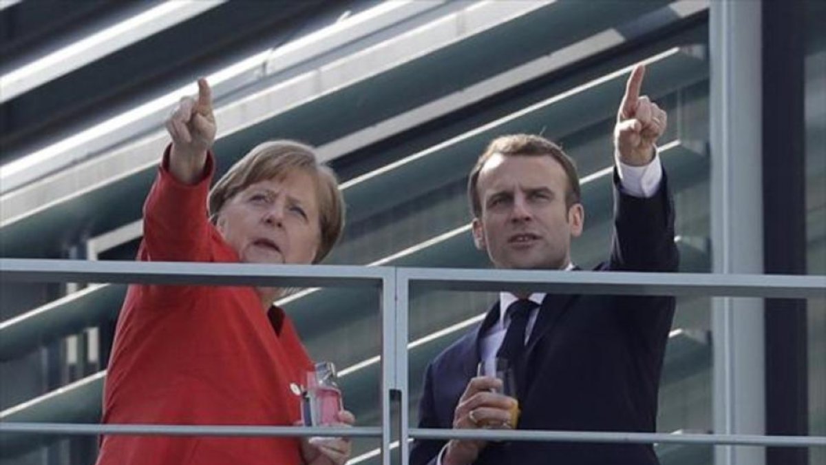 Angela Merkel recibe a Emmanuel Macron, ayer en el Palacio de Berlín, de la capital alemana.